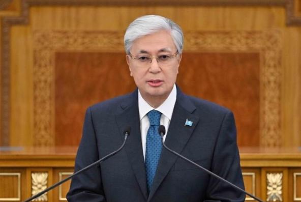普京从北京回莫斯科的专机尚未降落，阿斯塔纳那边就闹出了动静。哈萨克斯坦总统托卡耶