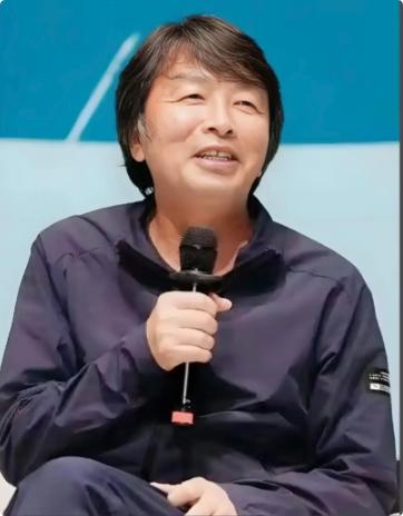 刘震云说：“想看透一个女人，其实特简单。你请她吃十顿饭，都不如让她坐一次你的副驾