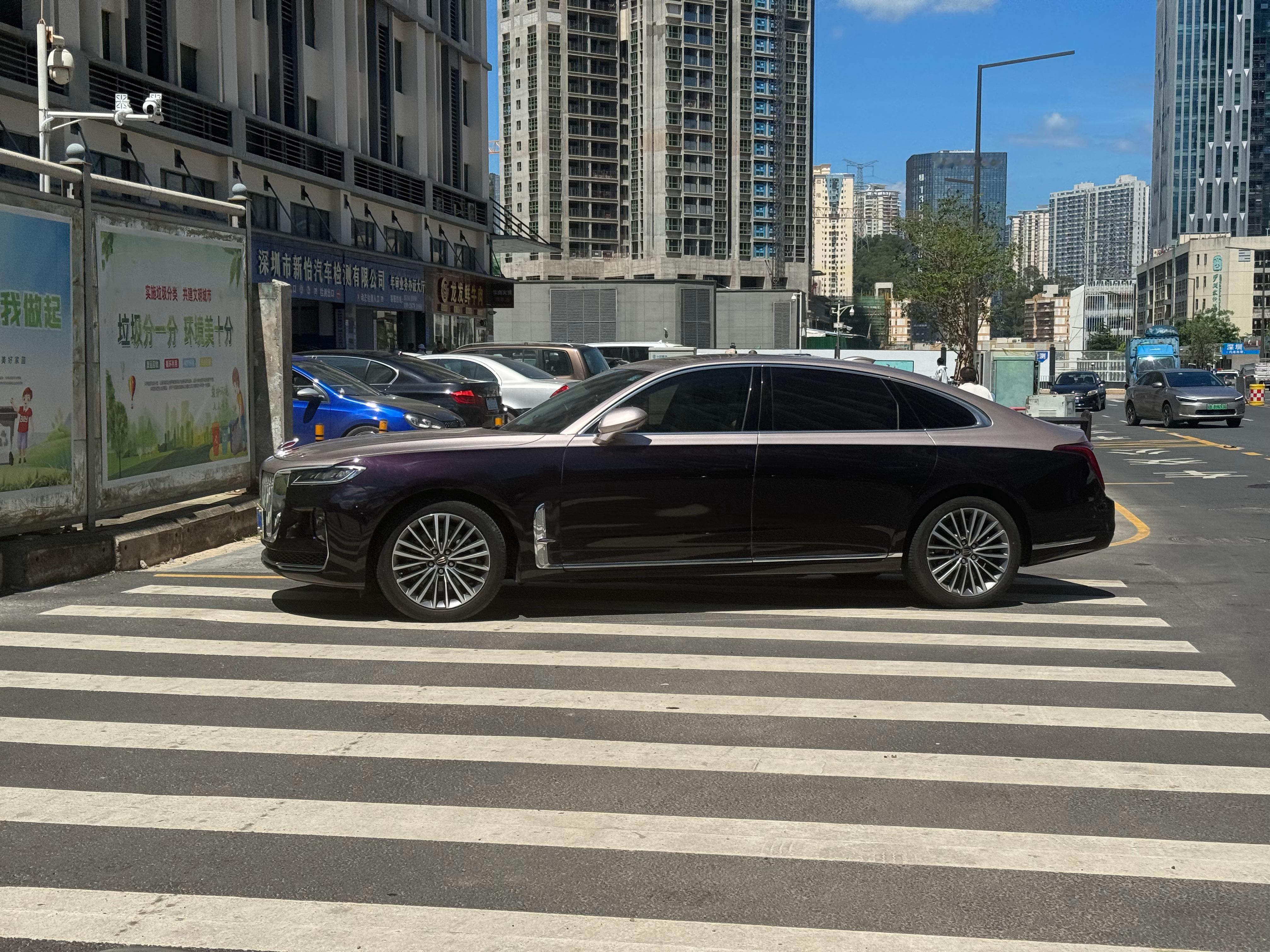 原来是红旗H9啊，第一眼看成尊界S800了[允悲][允悲] ​​​