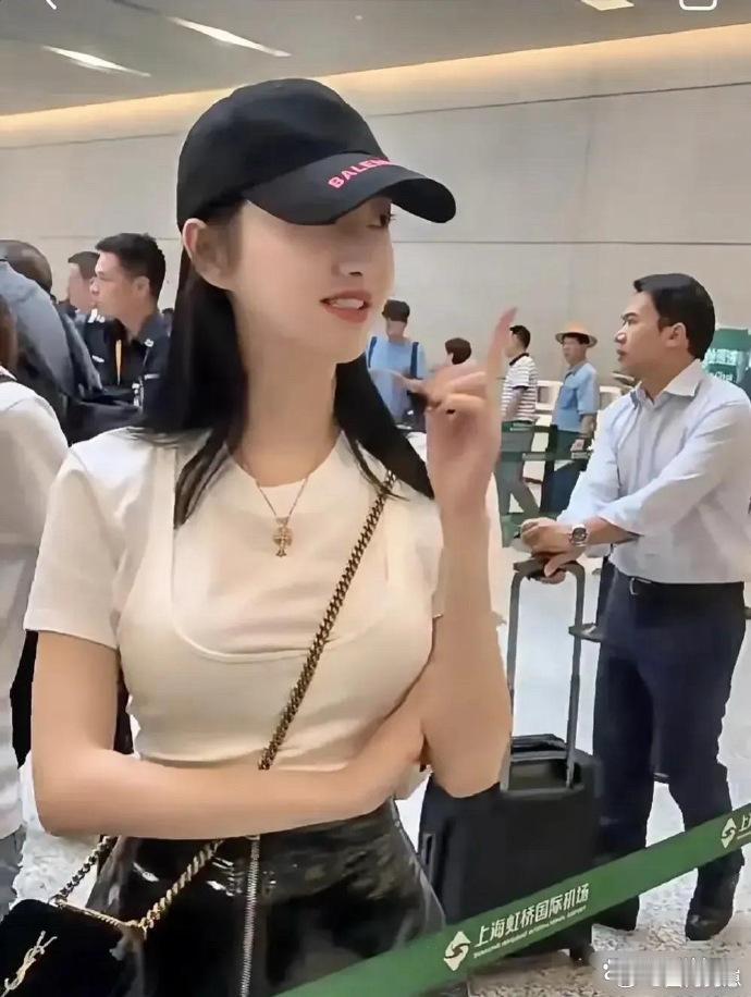 景甜独自现身机场被粉丝认出，全程亲切热聊毫无明星架子！怼脸生图更是惊艳，皮肤状态