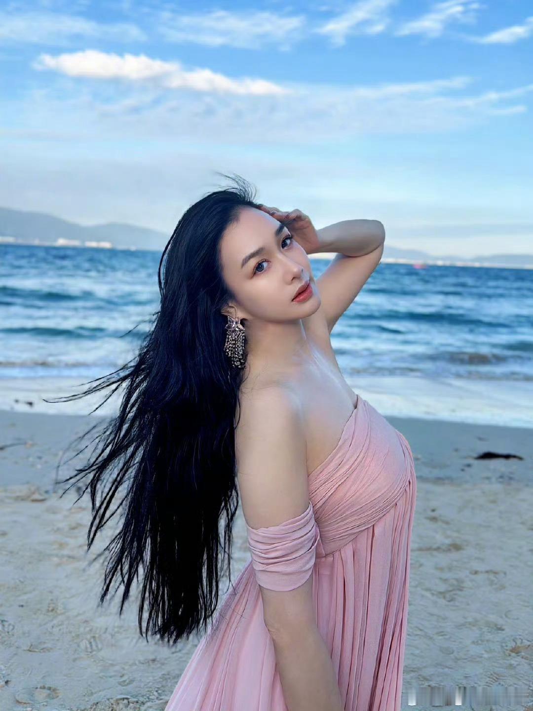 钟丽缇晒和小女儿海边合照  完美继承了妈妈的基因 好漂亮😍 