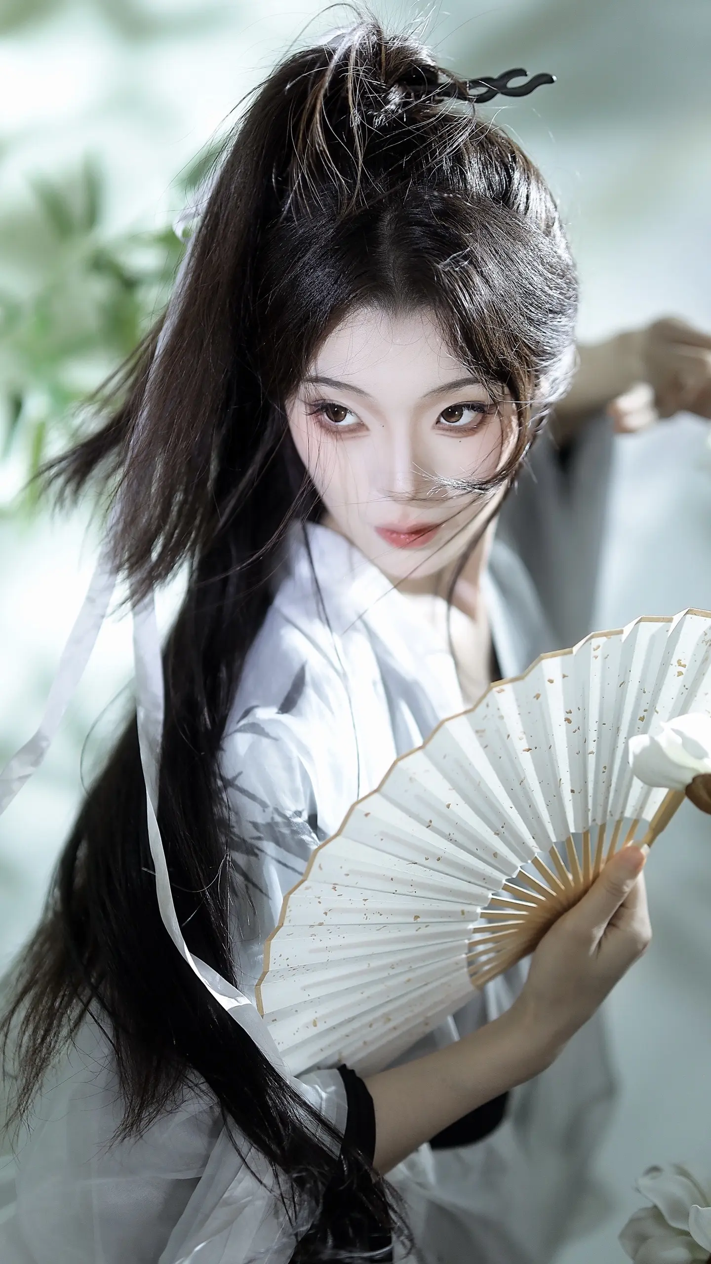 “姑娘！在下得罪了。”