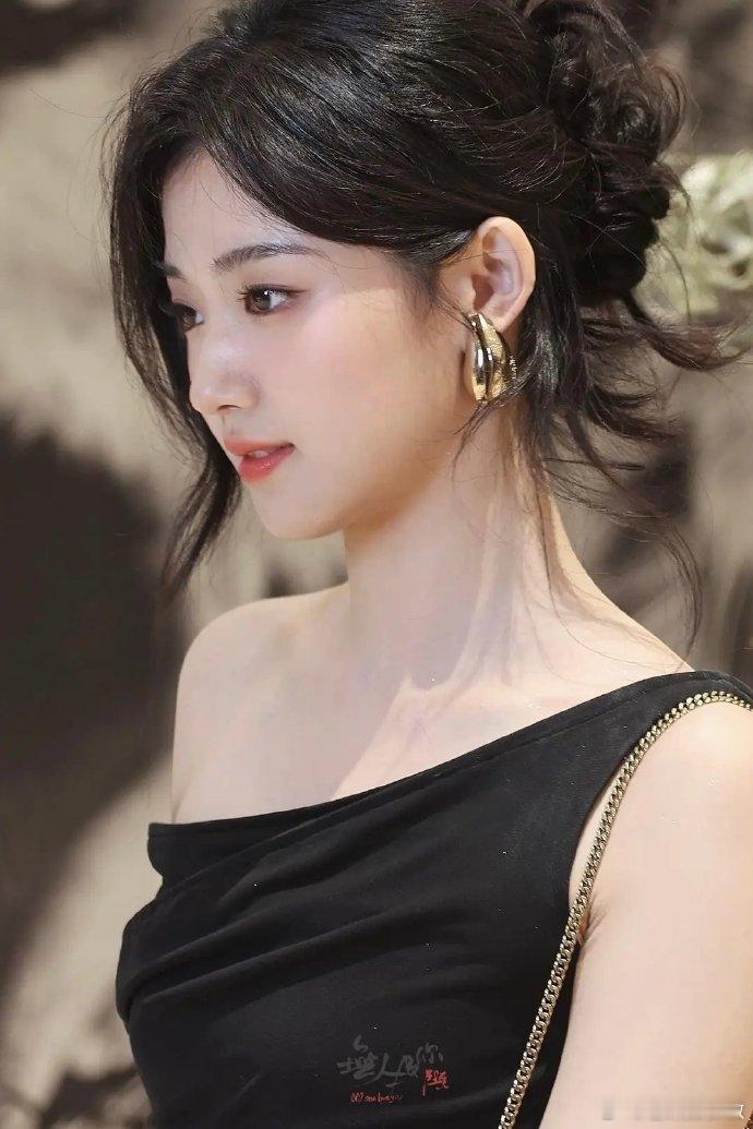 卢昱晓活动神图，邻家小妹变气质大女主，成长变化好大啊！[哇] ​​​