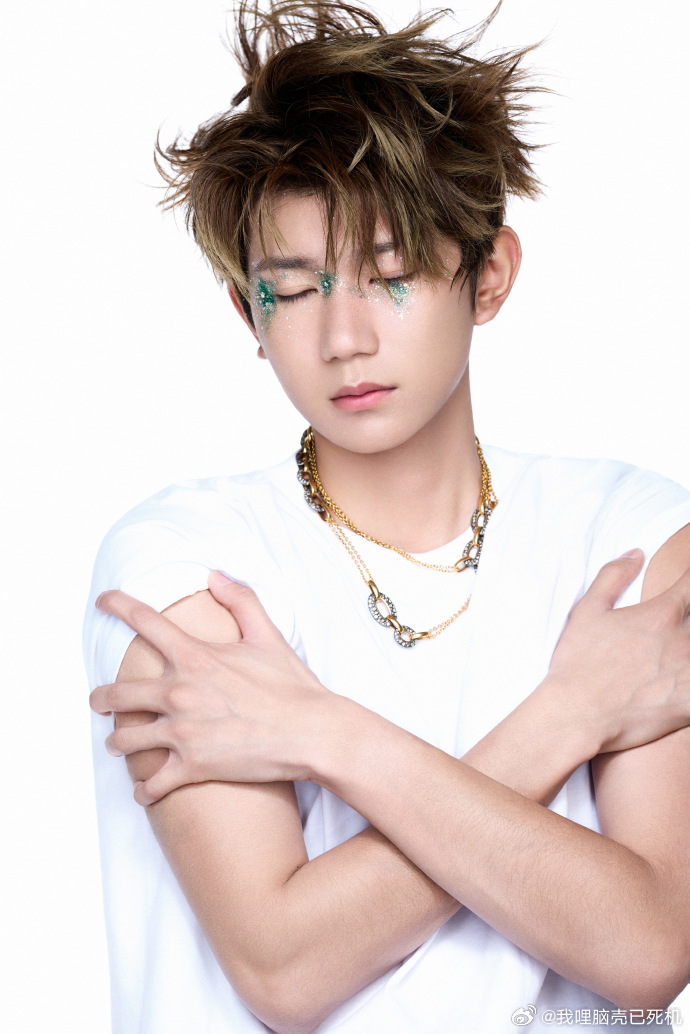 王源闪钻绿眼妆王源别错过我们的夏天 王源闪钻绿眼妆，王源别错过我们的夏天，谁懂终