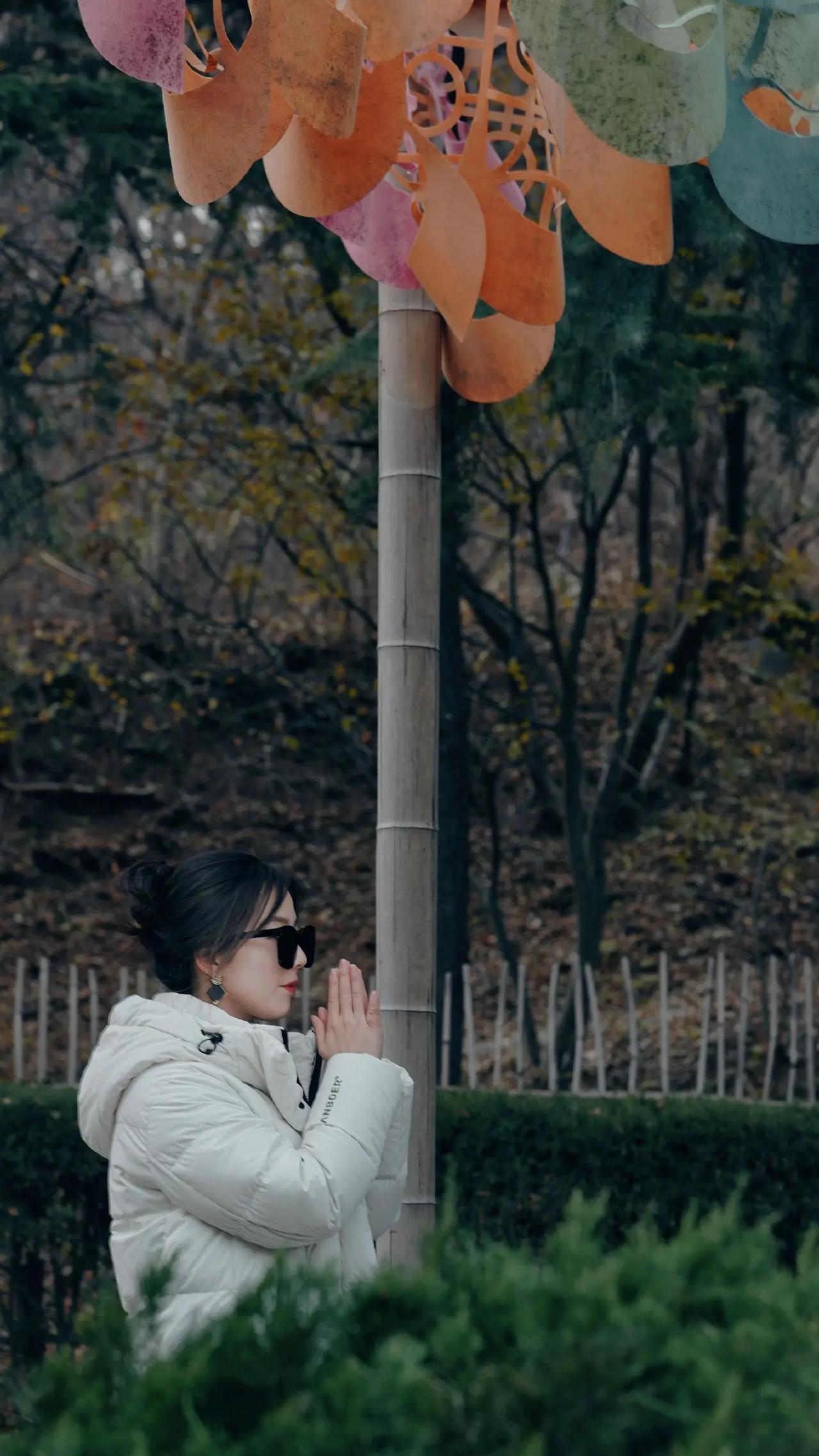 朝阳街   烟台山✨夜景出片天花板！霓虹灯下的氛围感杀疯了💥🧥长款羽绒服配墨