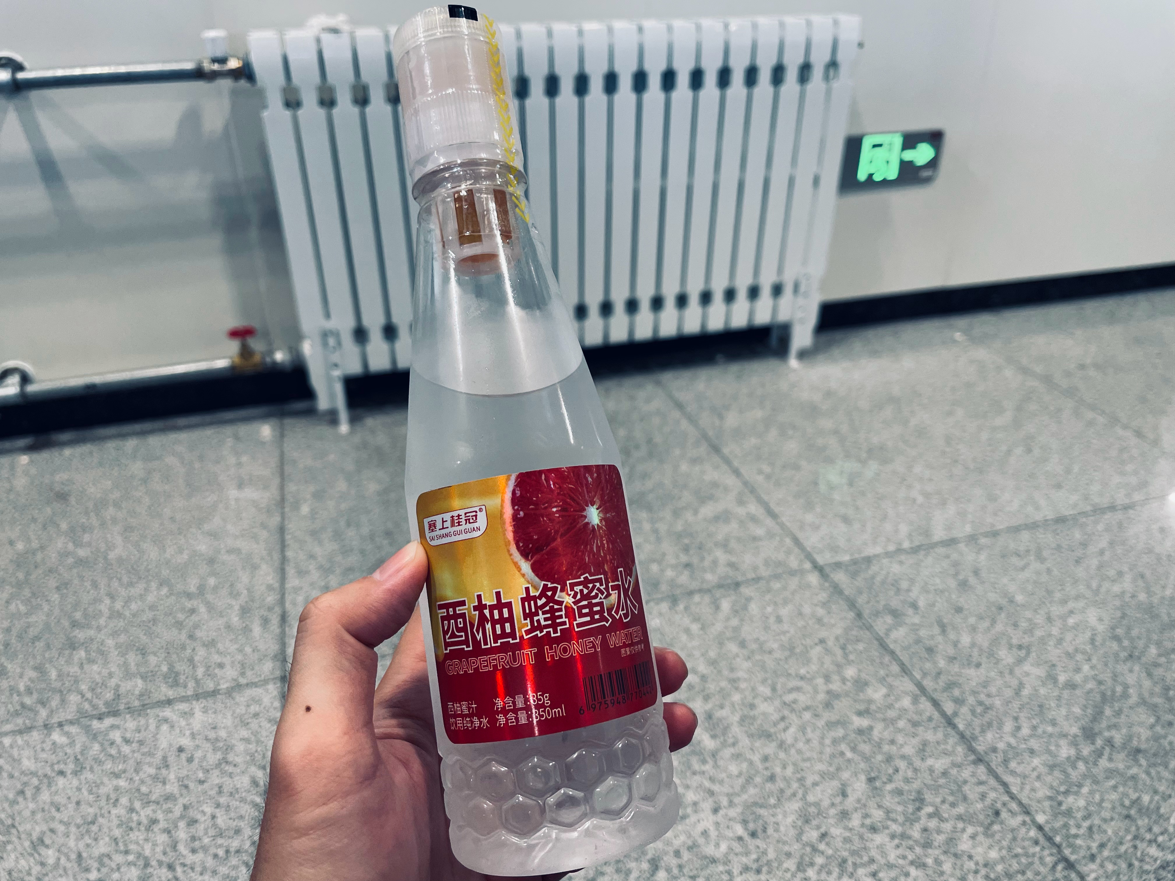 回京，在火车站买了瓶西柚蜂蜜水，有喝过的吗？喝前摇一摇？[酷] ​​​
