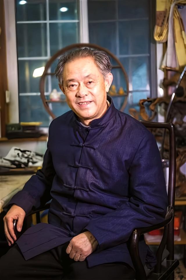 南京博物院的徐湖平1945年出生，从南京师范学院附属中学毕业后当兵，1969年退