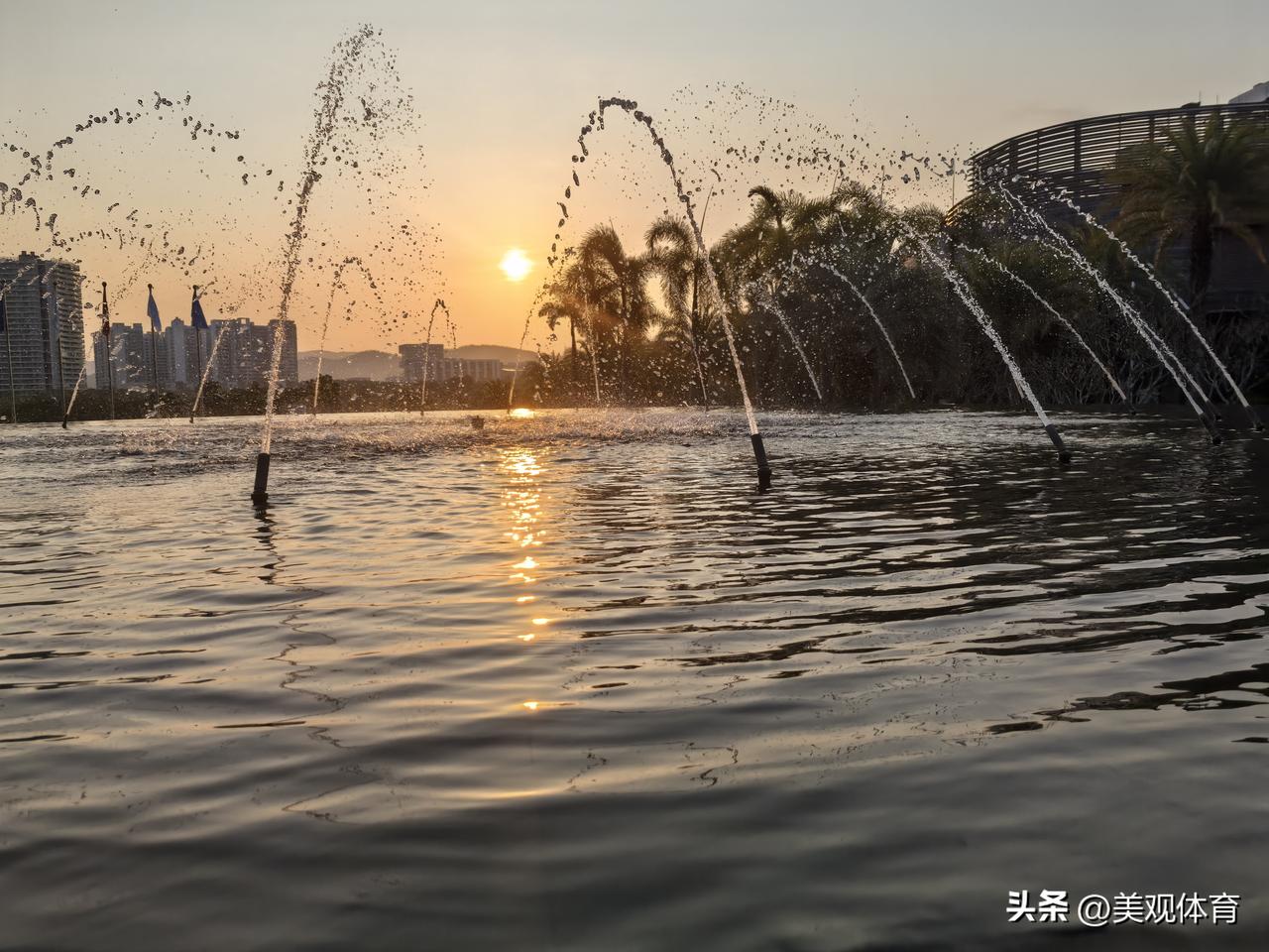 崖州湾千鹤国际交流中心（希尔顿格芮酒店）门前的满深度瀑布水池和鸡蛋花树。