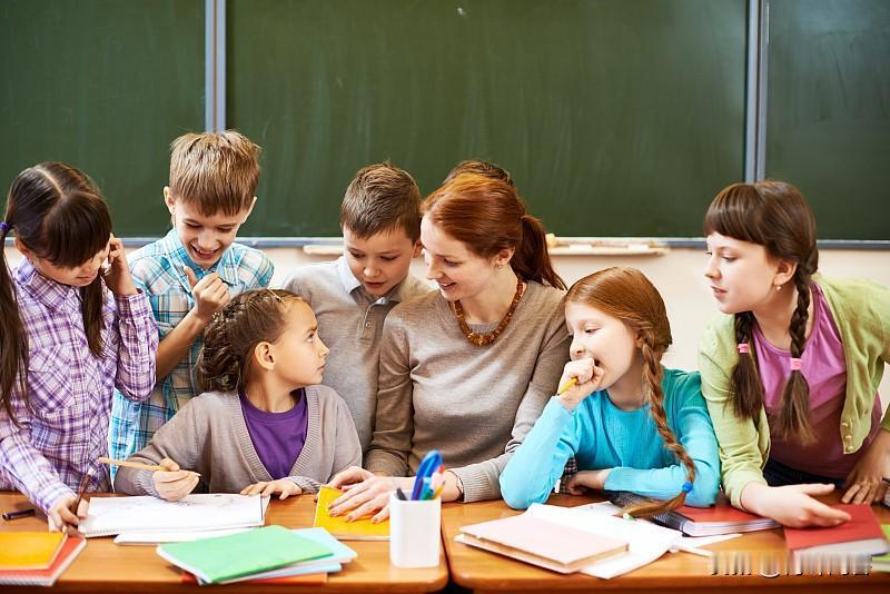 学生放学后，按规定，学生放学，教师下班。如果在学校，由学校统一组织课后延时服务，