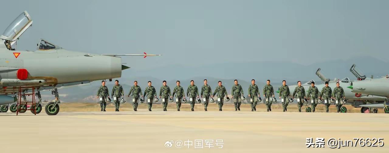 “七爷”还在，什么时候能退完？
从近期中国军号的报道来看，歼-7战斗机还没有完全