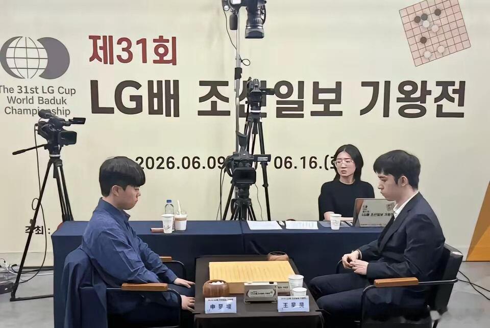 王星昊夺得LG杯世界围棋棋王战冠军LG杯决赛王星昊击败申旻埈夺冠，继2025年北