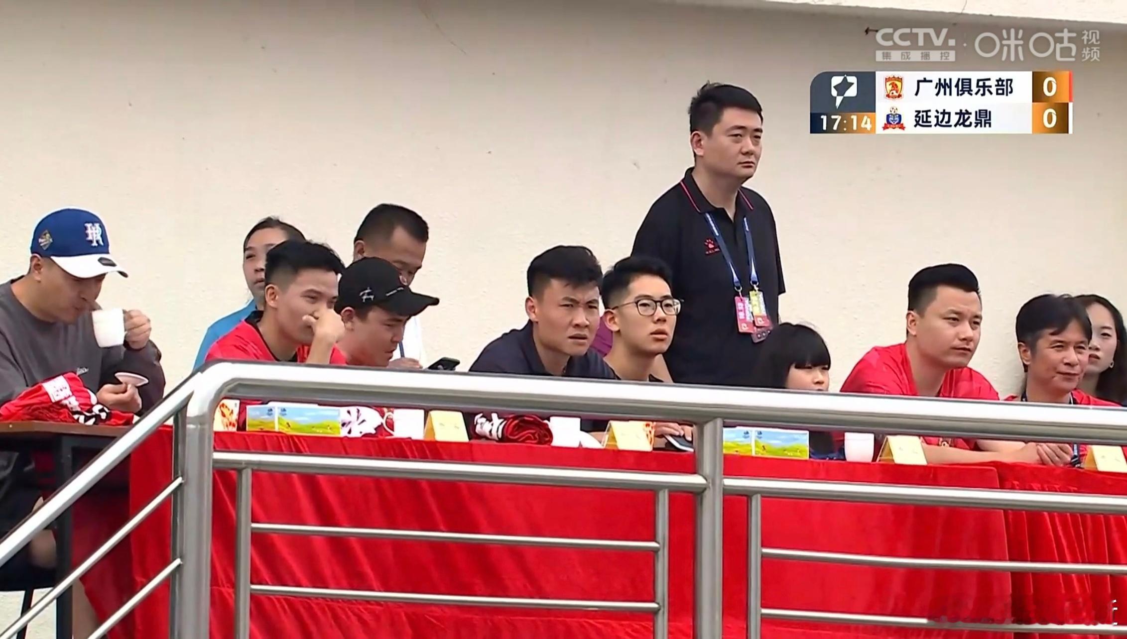 这张照片里，董学升已经很久没亮相没新闻了，不知道还踢不踢，李学鹏也是，其实就连郜