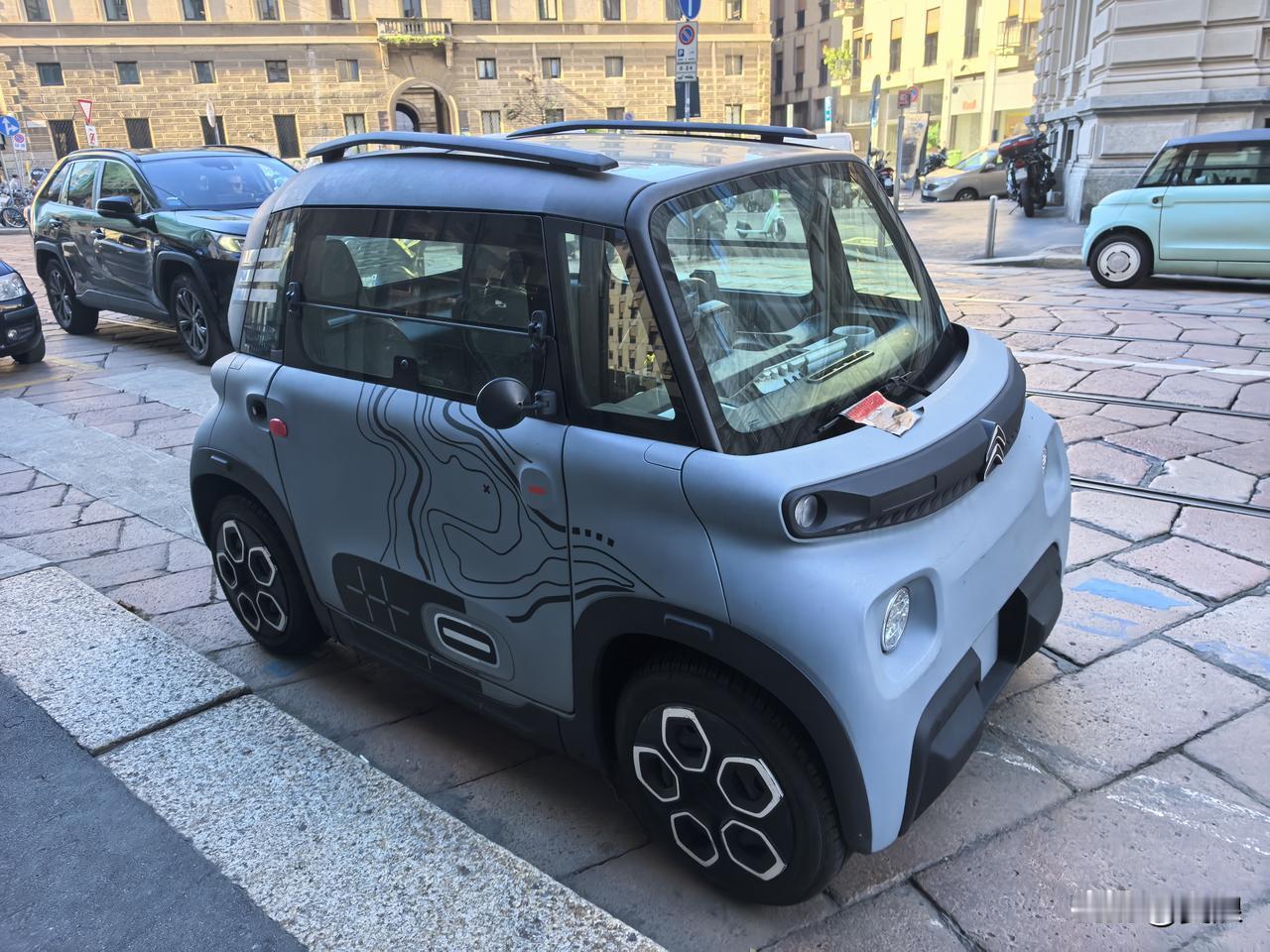 看看意大利人都钟情哪些车？你们认出了多少经典车型？至于图三这手贴面停车的绝活，如