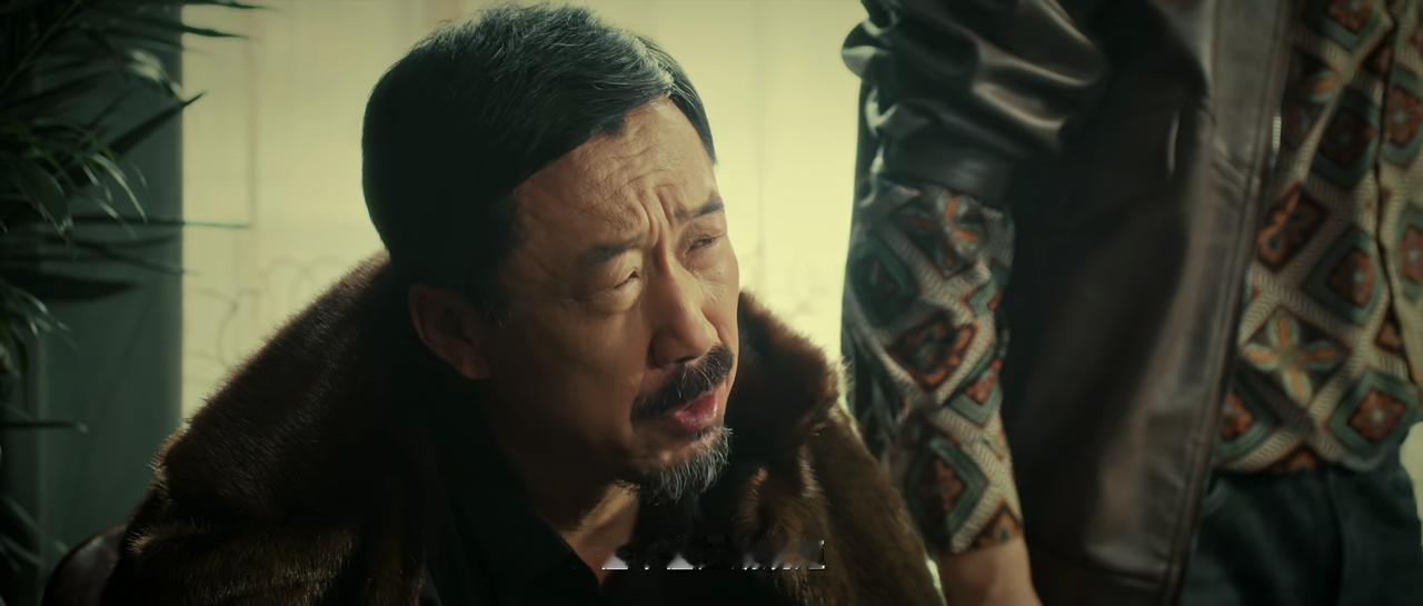 新出的电影《东北往事·极恶不赦》，里面的李老棍子一角还是相当有意思的！

表面上