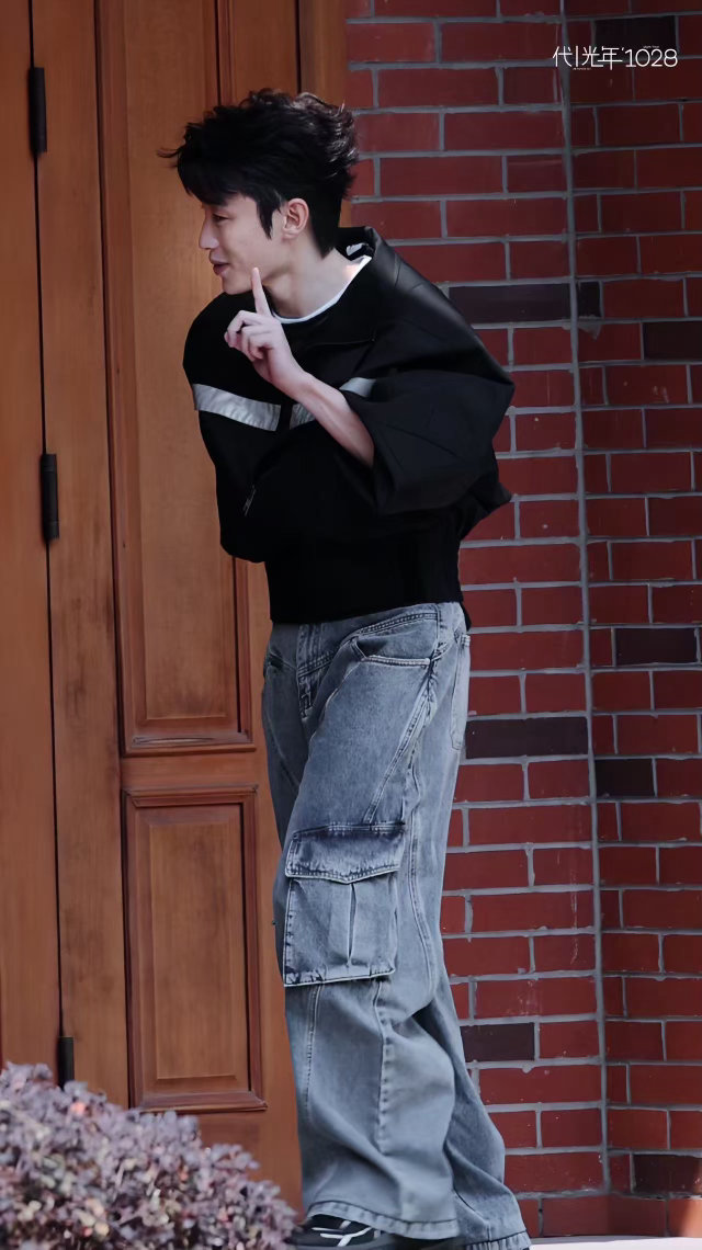 代旭内娱掀桌后酒吧擦桌 前脚焊死斯文败类天花板，后脚就乖乖当起酒吧擦桌人。代旭这