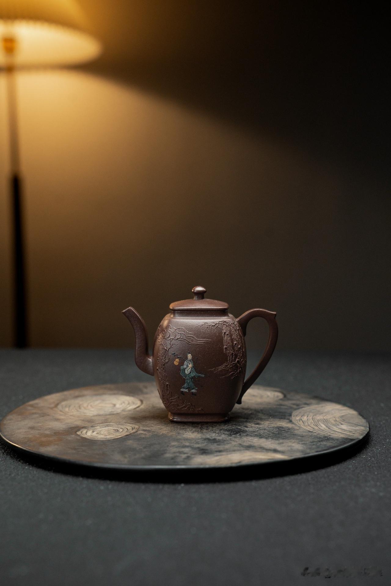 你抢的“手工壶”，到底是怎么做出来的？
周末去茶城买茶叶，路过一家紫砂壶店，看见