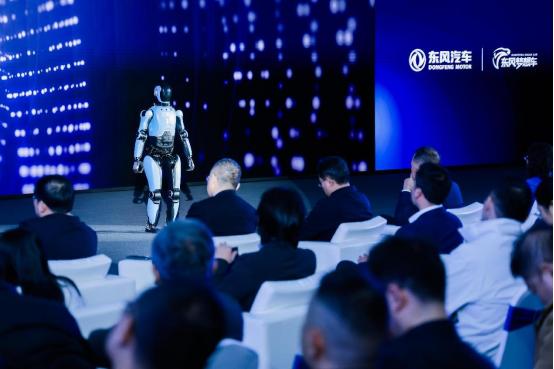 下一个十年，AI上车！东风带你玩转未来
“梦想车之夜·2025”现场，当大屏幕亮
