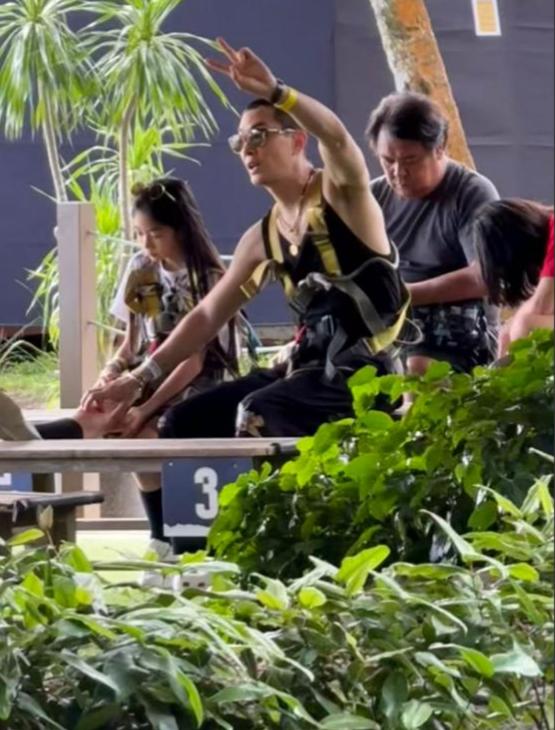 戚薇李承铉一家四口近日在新加坡圣淘沙度假，被网友偶遇。

11岁的女儿Lucky