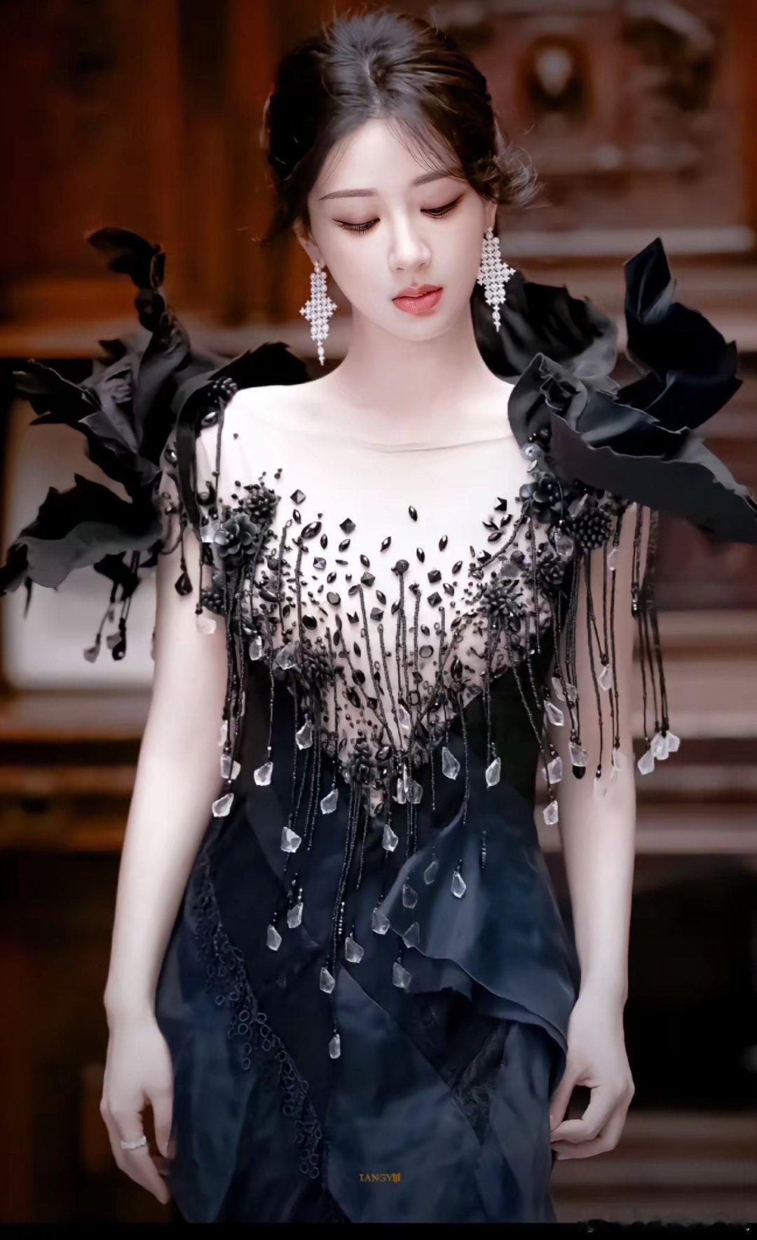 杨紫这件晚礼服超级美，比领白玉兰奖那套还好看， 衬得肌肤如雪。颜值超高，谁说杨紫