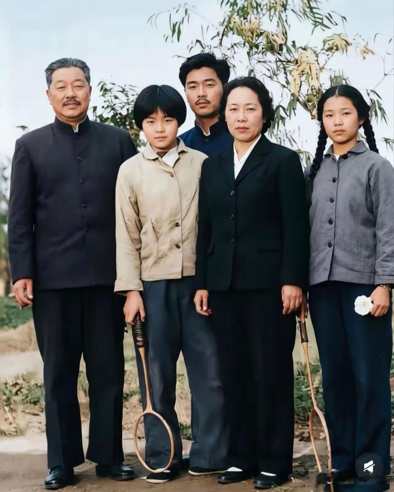 1964年广州，贺龙元帅与夫人薛明、子女拍下全家福。手中球拍藏着休闲时光，一身朴