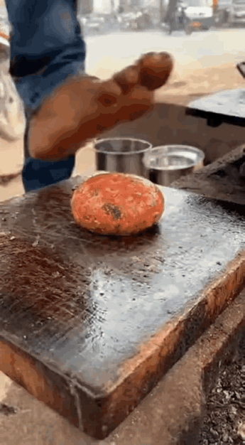 印度街头美食——脚压肉饼/脚压披萨饼，也被称为“印度特色铁盘肉饼”。