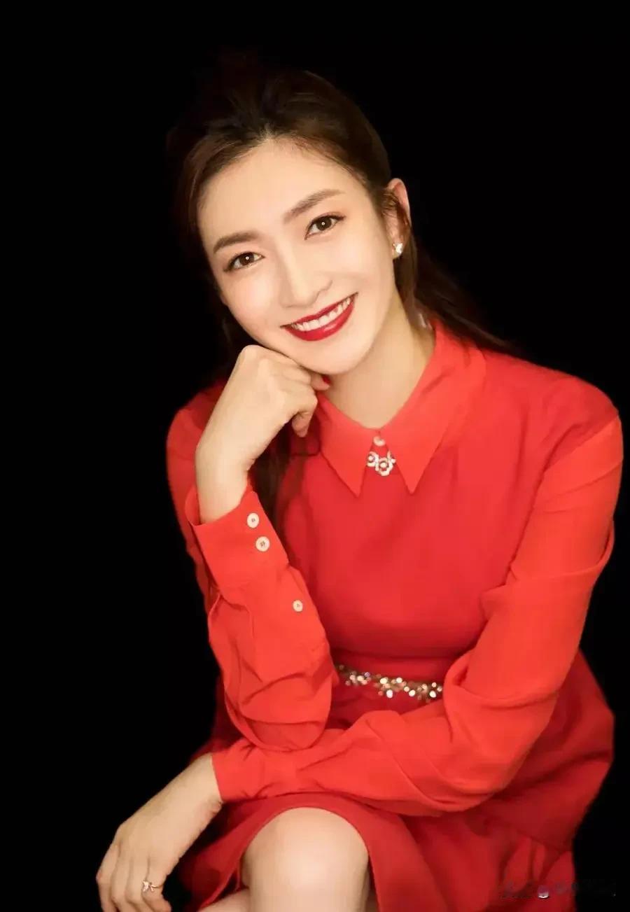 甜美笑容，红色连衣裙，优雅气质，完美搭配！🌹💃👗