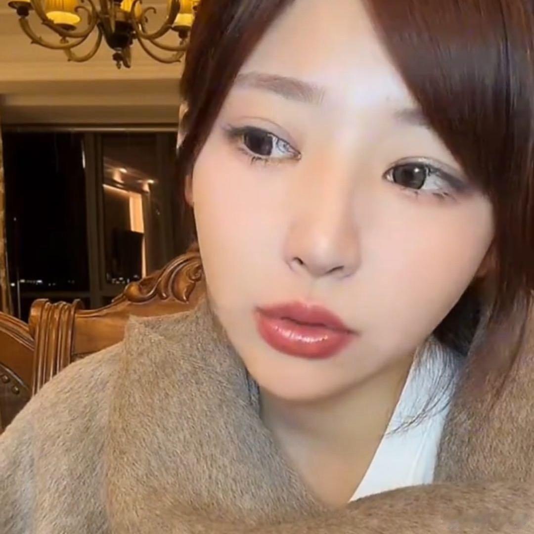 网红黄一鸣关于亲子鉴定的立场与行动，近期经历了显著转变。她最初坚决拒绝鉴定，近期