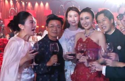 7月6日，王宝强携女友冯清现身青岛好友婚礼现场。王宝强身穿黑色正装、佩戴眼镜，待