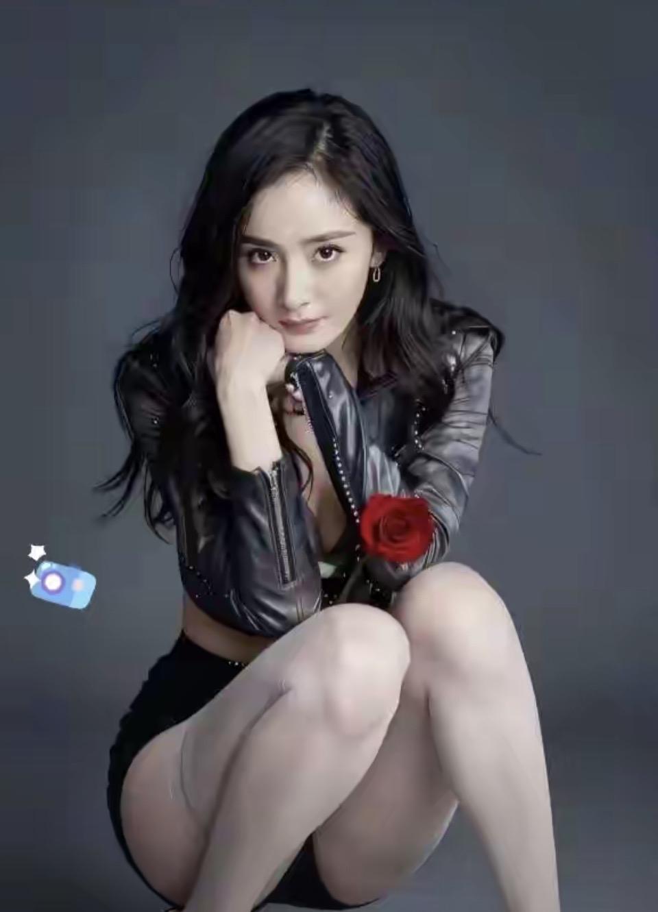 酷炫皮衣少女，手捧红玫瑰，尽显时尚魅力！💃🌹