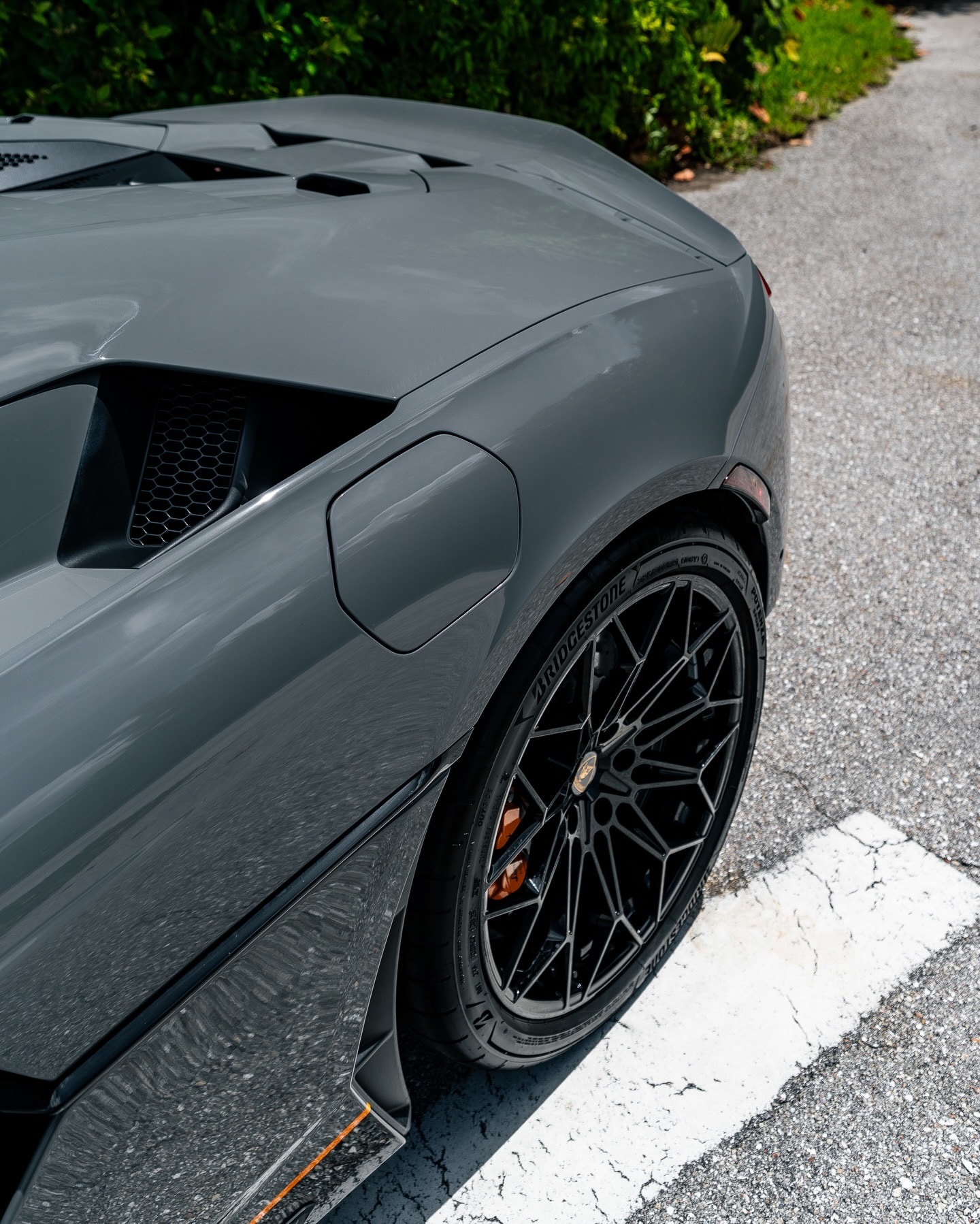 阳光、公路，与不容错过的瞩目。身披中国金属灰的 Temerario，探索棕榈滩。