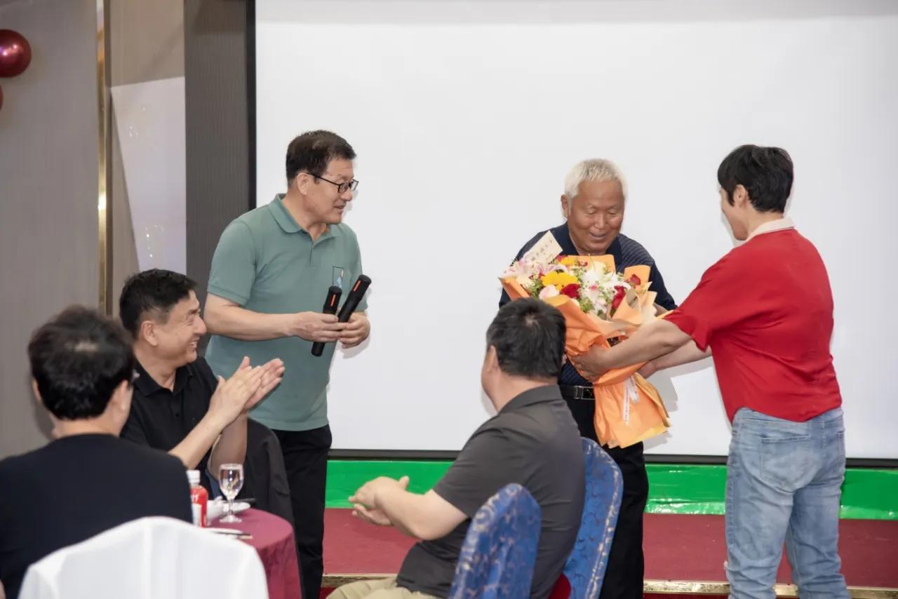 诸城二中郭金芳老师

青衿辞别各前行，
四十二年又圆营。
落坐旧室数学课，
赖有