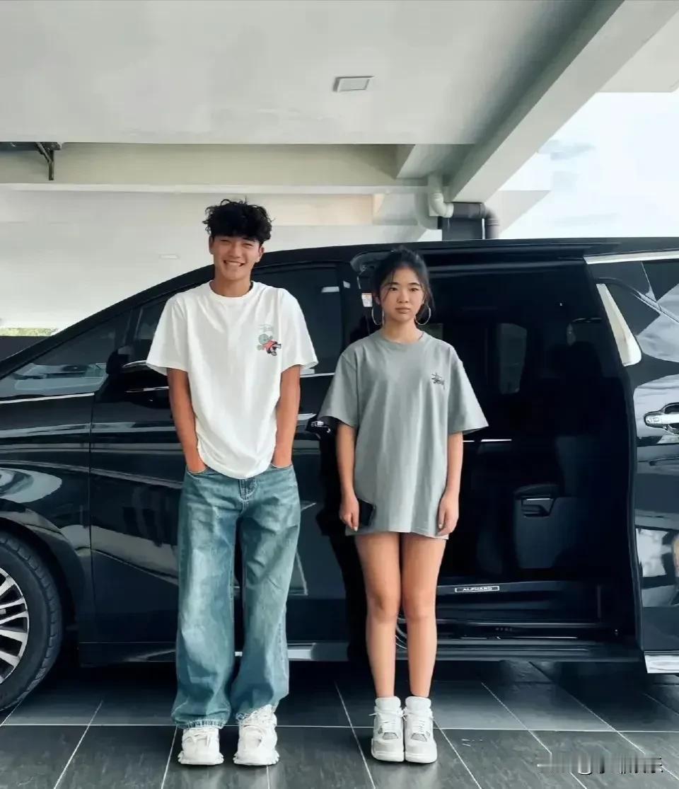曹格的儿子和女儿都已经长大成人了！儿子高大帅气，与父亲如出一辙；女儿则清秀端庄大