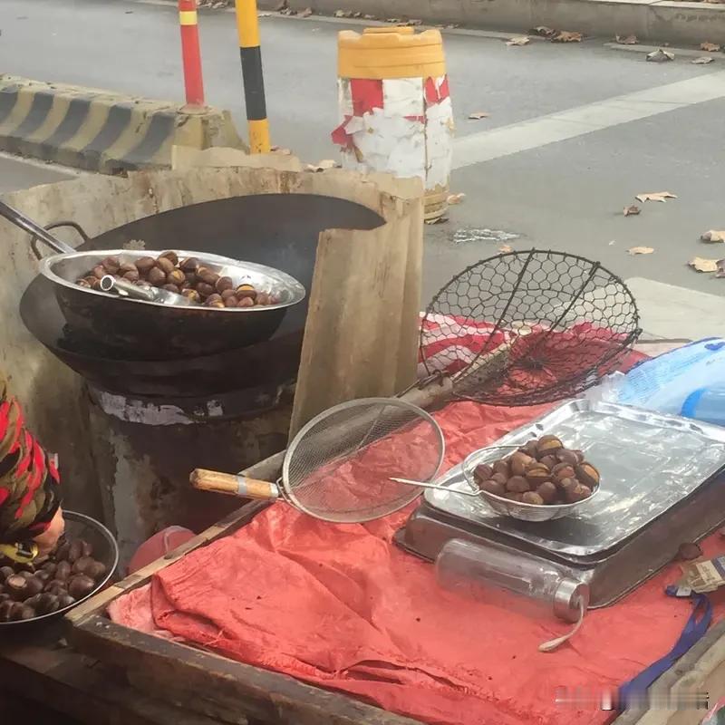 暮色渐沉时，路灯的暖光透过雪粒，在积了薄雪的柏油路上投下斑驳树影。这冬日的寻常片