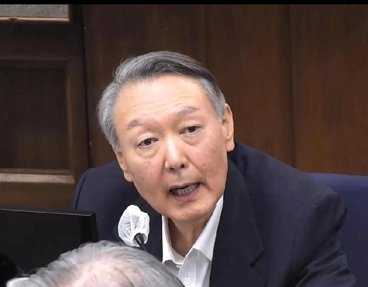 和金建希当庭对质30分钟后，尹锡悦在法庭上笑得很开心，她没有背叛他！
尹锡悦眼眶