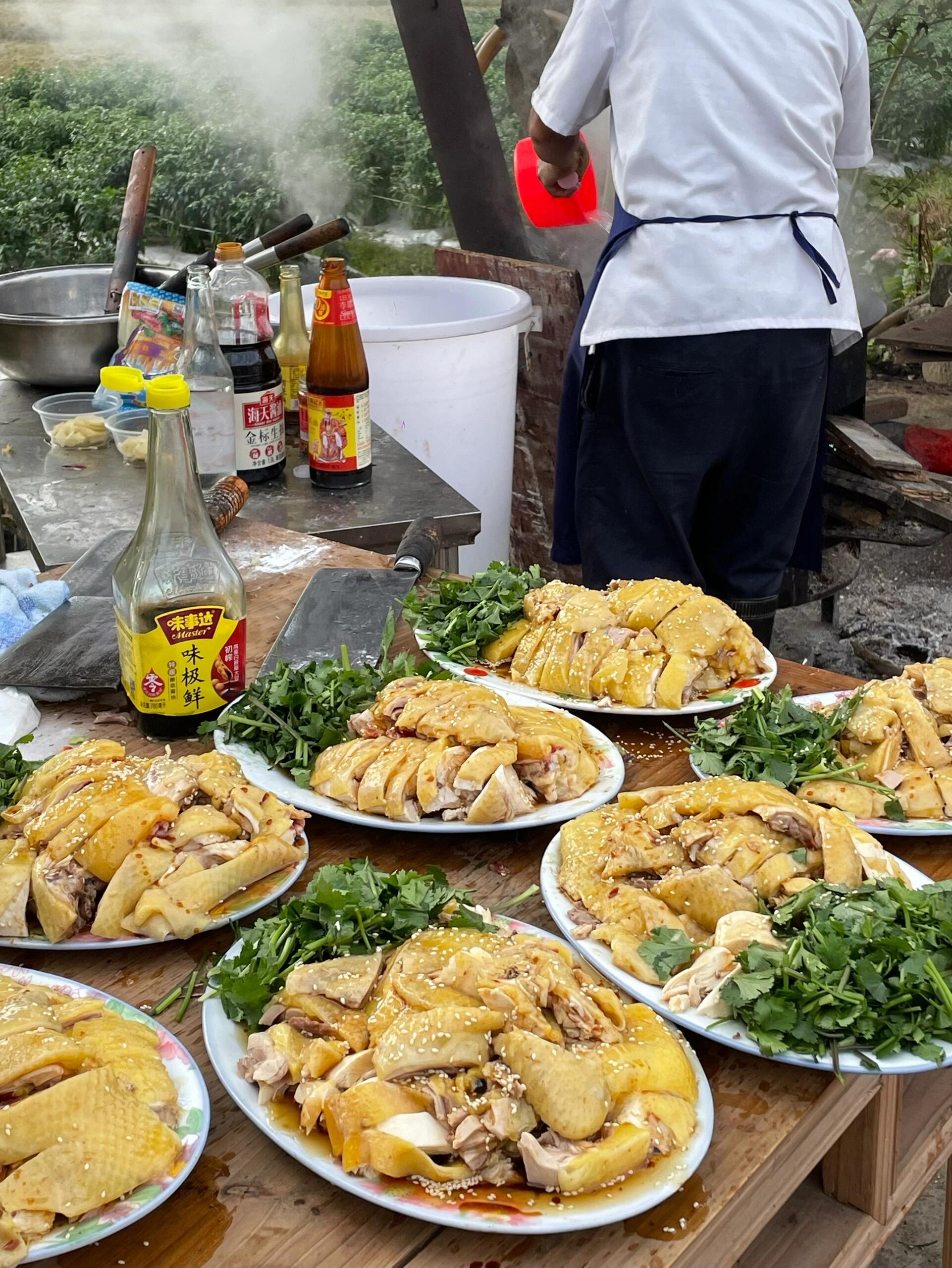 #起猛了华莱士办婚礼了#小时候最盼望的事就是吃席～一桌人其乐融融，很有生活气！广