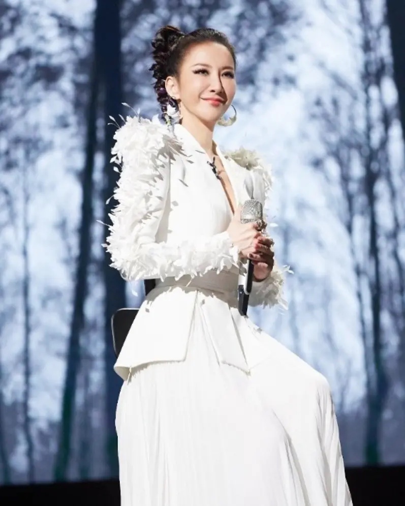 李玟三姐妹情谊深厚 共同缅怀已故妹妹6月15日是李玟出道30周年的重要日子。这个