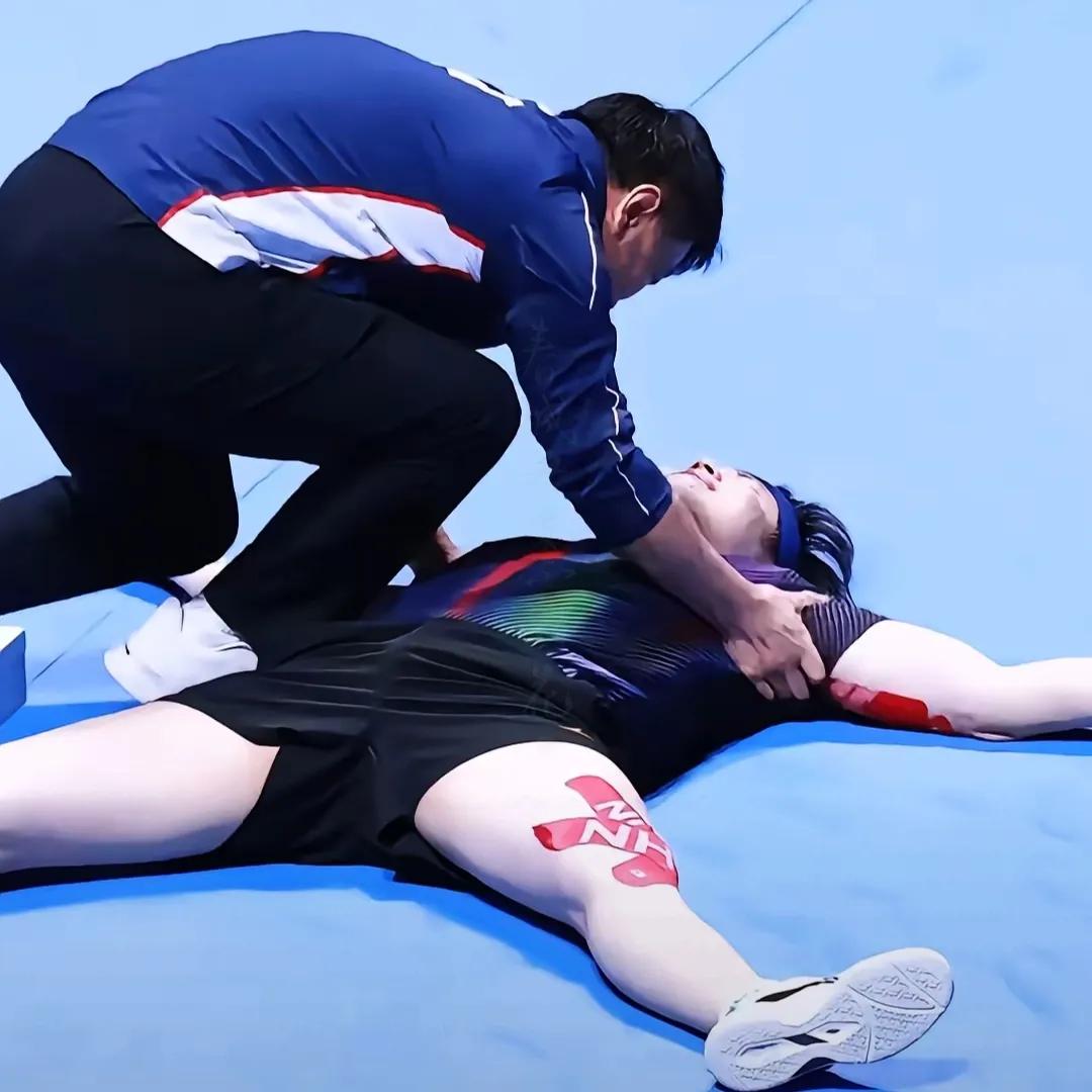 王楚钦夺冠那一秒，我瞅见王皓整个人直接“出溜”到地板上了。

那一刻，他脸上的表