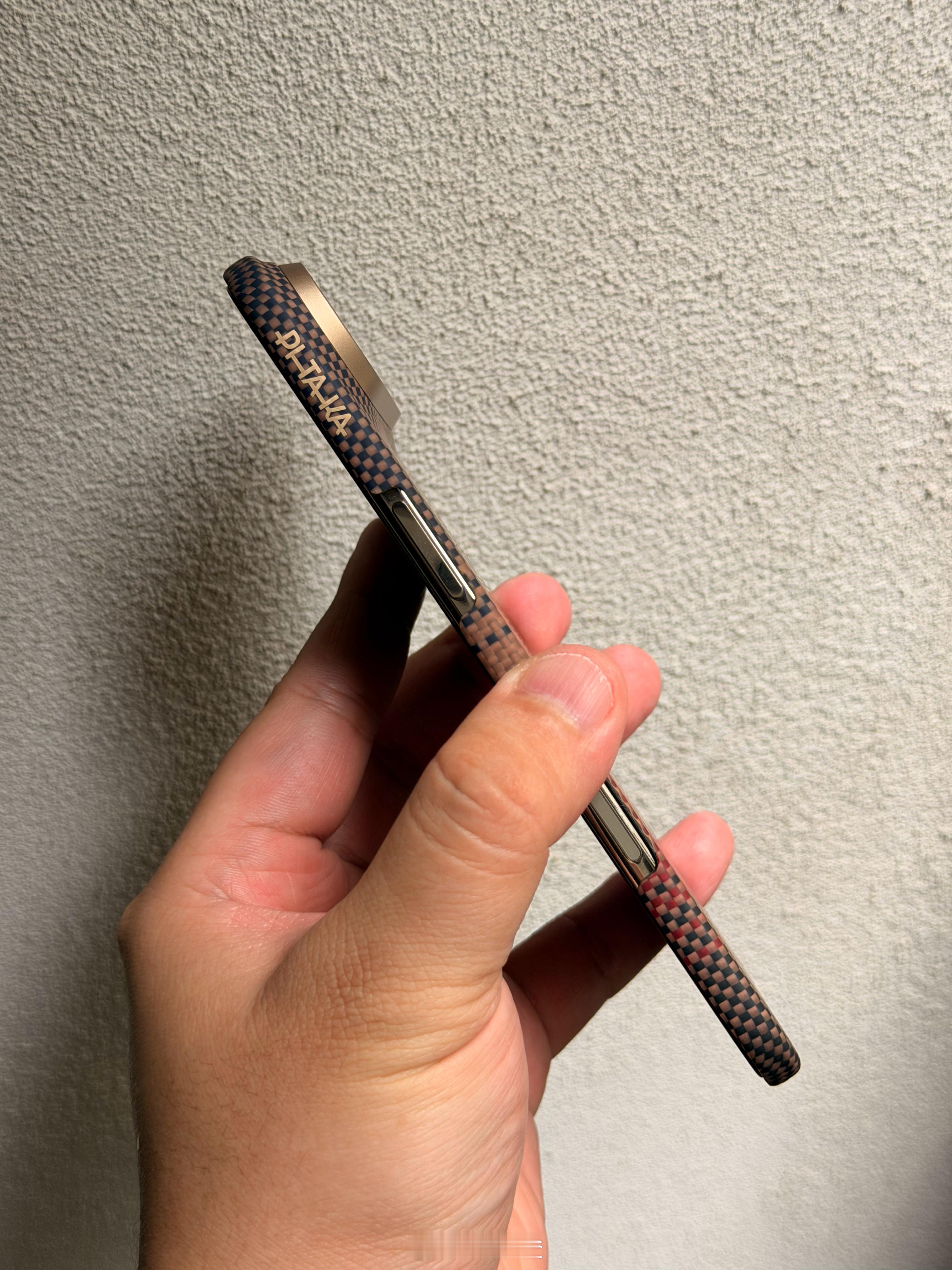 我妈说“哇，你这手机怎么这么薄呀”我说“怎样，是不是好轻好薄好正”我妈“这么薄都