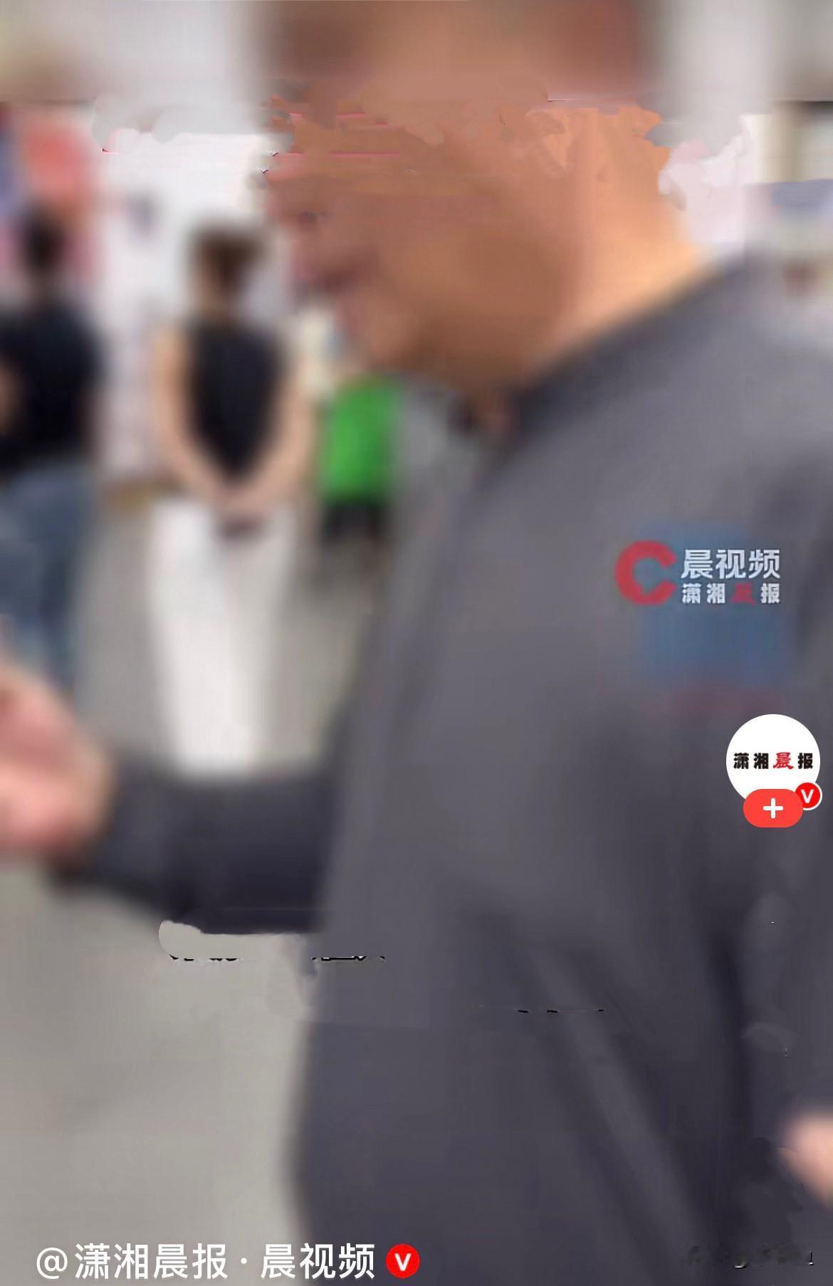 近日，辽宁沈阳一家大型超市内，人来人往，一名小伙正在购物，无意间发现离谱一幕：一