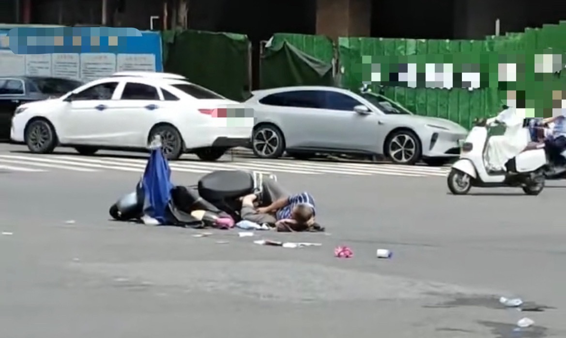 近日，玉林文化广场旁边十字路口骑车男子倒地上。这是自己摔倒的呢？还是别的原因？同