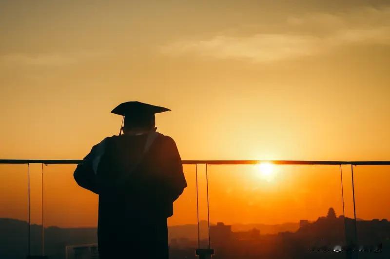 学历高的人，素质和教养就一定高吗？我看未必。学历只是代表在专业领域有知识积累和学