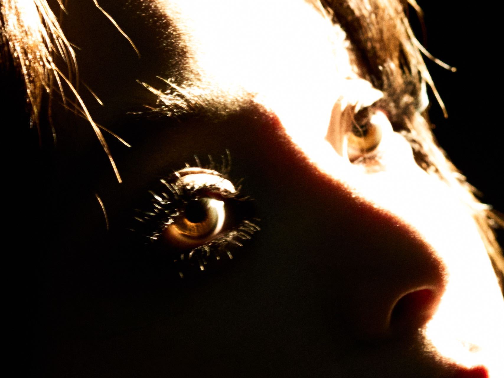 微博之夜第一个出图的是欧阳娜娜超会玩概念和创意的小女孩，零点开始发预告图，一早上