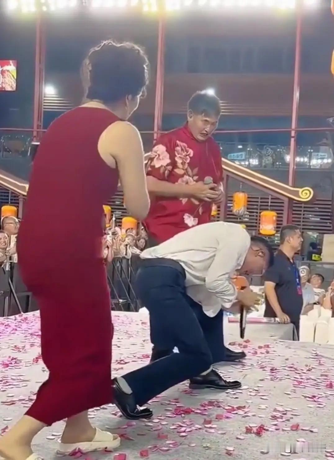 郭有才唱歌时总爱弯腰，尤其是唱到高潮部分，几乎全程俯身，就连一向沉稳的歌唱家朱之