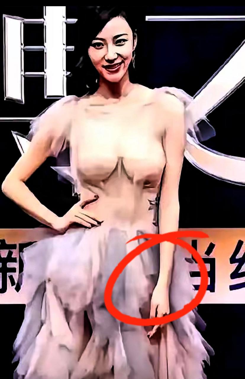 跟你们说个刚听说的事儿！
戛纳红毯上有个女明星，
居然只在身上画了几笔就当裙子穿