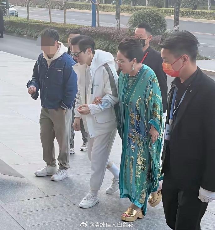 看样子向太的腰不是很好，之前摔伤腿脚也没有恢复好，行走过程中都要搀扶着向华强，走