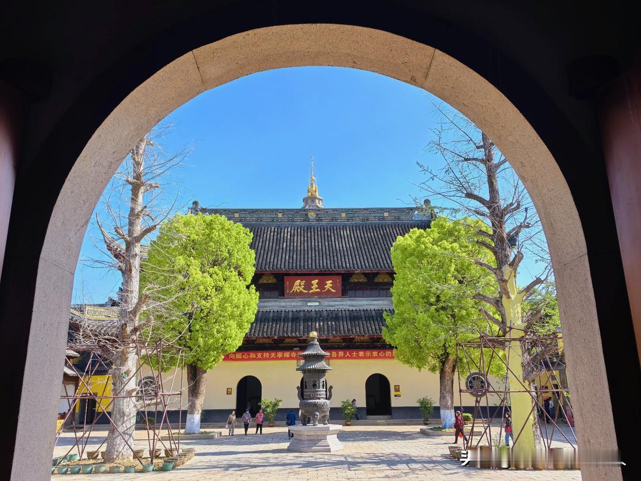 今天是农历三月三，来天宁寺、红梅公园踏个青，三月三踏青这个事，我印象最深的就是在