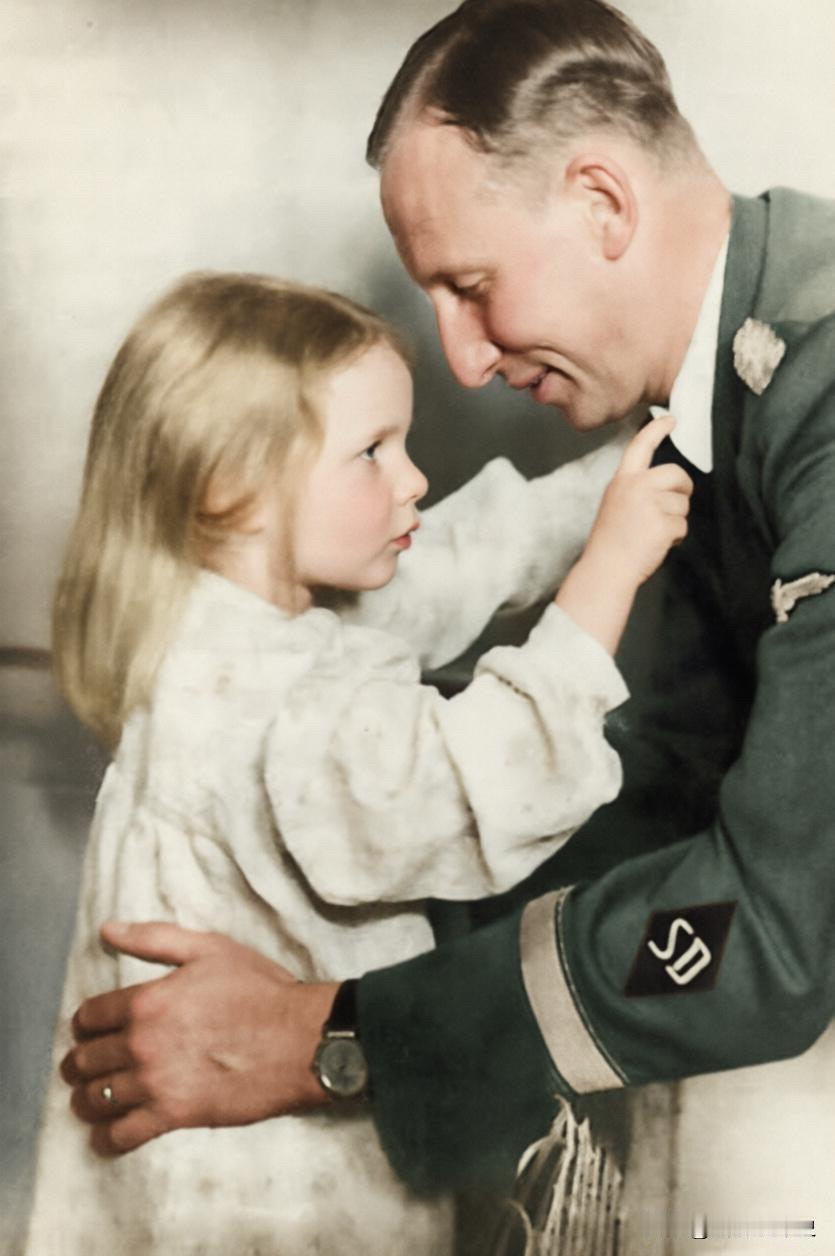 莱因哈德·海德里希与女儿希尔克的温情瞬间，铁血魔头满眼柔情，温柔环抱幼女，孩童天