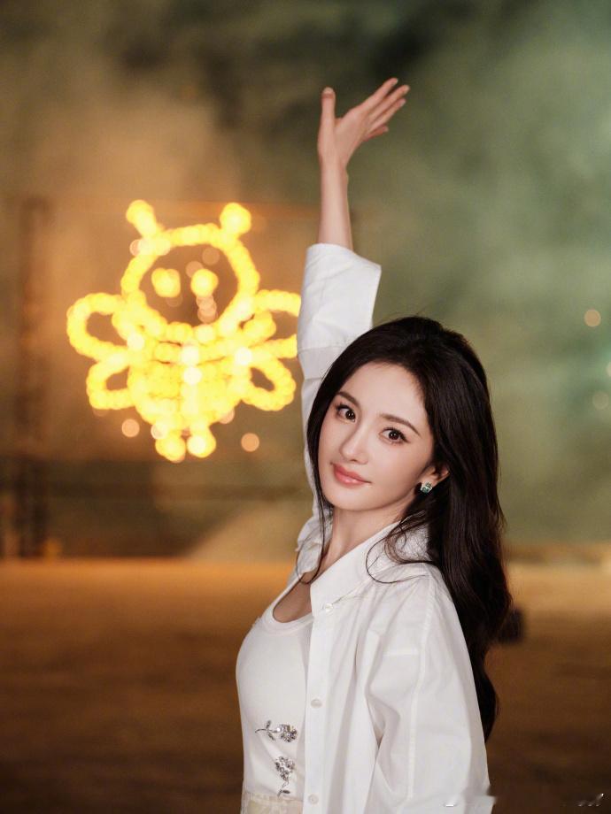 #杨幂蜜蜂耳环# 天哪真的太感动了吧！杨幂的耳环是蜜蜂形状[赢牛奶]是一直把粉丝
