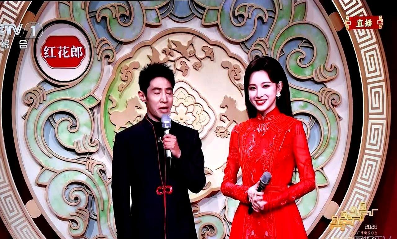 撒贝宁到底怎么了？春晚跟尼格买提站一块，黑瘦得像个小老头。
 
镜头怼脸，颧骨都