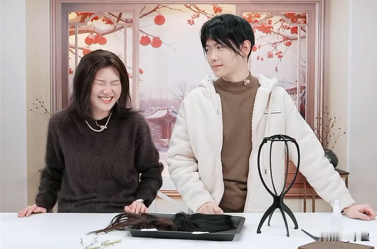 盼盼扭头看了一眼传熙
然后默默闭上了眼睛
网友：怎么了盼盼？辣眼睛了[笑哭]
